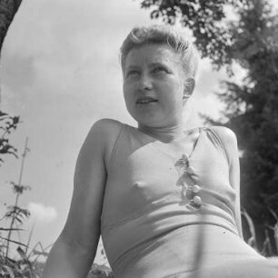 Frau im Badeanzug