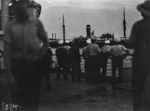 Matrosen : Vom Hafen aus beobachten Matrosen das Auslaufen eines Schiffes