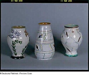 Drei Vasen : Drei Vasen. Fayence, glasiert, bemalt (1. V. 20. Jh.; K. Feuerriegel). Museum im Schloß Frohburg V 608/01, V 609/01, V 610/01