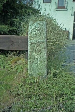 Wiemerskamp: Grenzstein [Nr. 2] zwischen Gut Wulksfelde und Gut Jersbek: auf Schmalseite unbekanntes Symbol