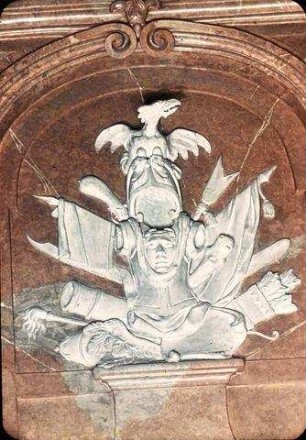 Trophäen und Reliefs mit mythologischen Szenen