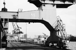Karlsruhe: Rheinhafen mit Kai und Kran