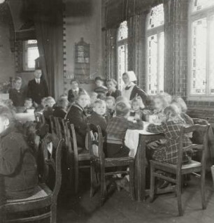 Kinderspeisung im Konfirmandensaal