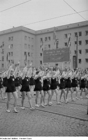 Sportlerinnen während einer Parade auf der Straße der III. Weltfestspiele (heutige Jahnallee)