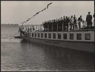 Abfahrt des HJ-Schiffes "Hans Schemm" aus Schwerin