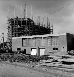 Reeshoop-Gelände: Hermann-Löns-Straße: Gemeinschaftswaschanlage der Gemeinnützigen Wohnungsbaugenossenschaft "Südstormarn": dahinter achtgeschossiges Hochhaus in Bau