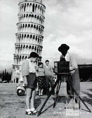 Pisa. Fotograf fotografiert Passanten vor dem Schiefen Turm