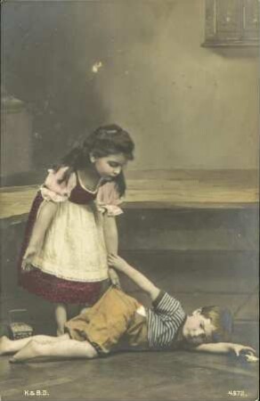 [Mädchen und Junge spielen]