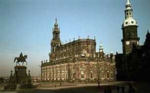 Dresden-Altstadt, Theaterplatz mit Reiterstandbild König Johanns. Blick nach Nordosten zu Kathedrale und Hausmannsturm des Residenzschlosses