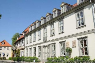 Domplatz in Halberstadt : Bei alliierten Bombenangriffen wurde die Fachwerkstadt am nördlichen Harzrand am 8. April 1945 zu 82 Prozent zerstört. Erst nach 1990 wurde die Innenstadt wieder aufgebaut, wurden viele alte Häuser saniert. Bild: Sanierte historische Häuser am Domplatz. Aufgenommen in Halberstadt im Mai 2008