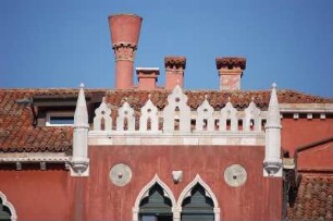 Venedig 2007 - Fassade mit Schornstein : Fassade eines gotischen Palastes mit den für Venedig typischen historischen Schornsteinen, an der Campo San Angelo, aufgenommen 2007 in Vendig
