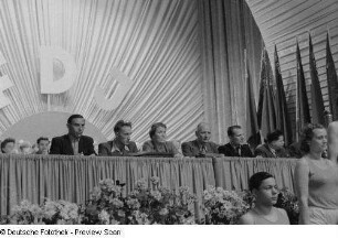 Porträt Adolf Henneckes im Podium, neben Erich Honecker