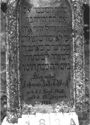 Grabstein 183 (Index: 100106293) Material: Sandstein Zustand: leicht verwittert, Lettern schwarz nachgezogen und teilweise falsch nachgezogen Maße HxBxT: 176x55x16 cm Beschreibung: Stele, Abschluß Sonderform, Schriftfeld eingetieft mit Rundbogenabschluß, Sockel: Grabstein 183A