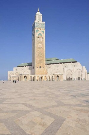Casablanca - Moschee Hassan II. : Die zwischen 1987 und 1993 erbaute Moschee Hassan II. bietet 25 000 Personen im Innenraum Platz. Das Minarett ist mit 200 m das höchste der Welt. Aufgenommen in Casablanca am 11. Oktober 2009. Foto Uwe Gerig