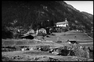 Wassen: Gotthardbahn, Kirche von der unteren Strecke