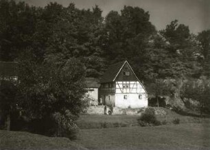 Einzelhof auf künstlicher Terrasse über dem Hochflutbett eines Zuflusses der Zwickauer Mulde bei Colditz