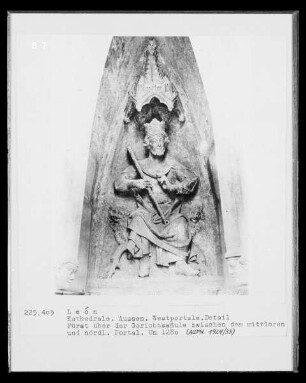 Fürst über der Gerichtssäule zwischen dem mittleren und nördlichen Portal