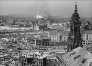 Dresden, Blick vom Rathausturm nach Nordwesten auf den Turm der Kreuzkirche und Westseite Altmarkt