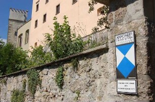 Freistadt - Altstadtansicht : Denkmalzeichen an der Stadtmauer aus dem 14. Jh. in Freistadt, Oberösterreich, bei Linz, aufgenommen 2006