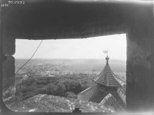 Heldburg (Bad Colberg-Heldburg). Blick vom Hauptturm der Veste Heldburg über den Hexenturm nach Südwest zur Stadt