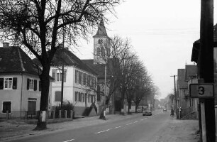 Norsingen: Dorfstraße mit Kirche