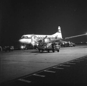 Frankfurt (Main). Flughafen. Ent- und Beladen einer Maschine der Lufthansa nach Mitternacht