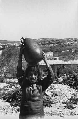 Reisefotos Mittelmeer. Kleine Wasserträgerin im arabischen Raum