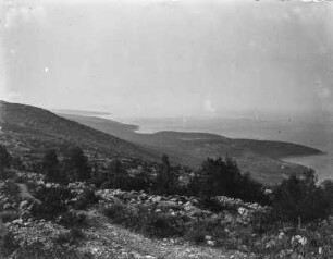 Meerblick : Blick von einer Bergkuppe auf das Meer mit Meeresbuchten