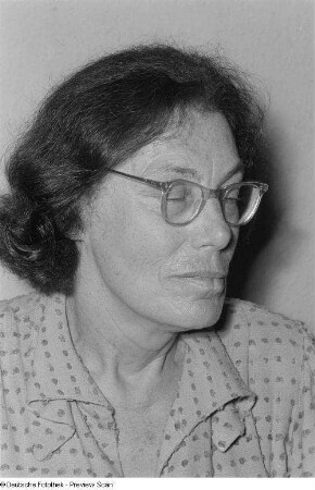 Porträt von Gertrud Neroslow, Direktorin der Helmholtz-Oberschule