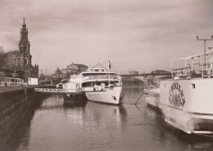 Dresden. Dampferanlegestelle unterhalb der Brühlschen Terrasse mit Fahrgastschiff 'Ernst Thälmann'