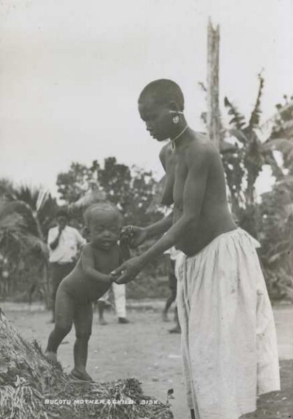 "Mère et enfant en harnais. Bugotu".