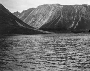 Berglandschaft : Blick über den Skjomenfjord auf die bergige Landschaft.