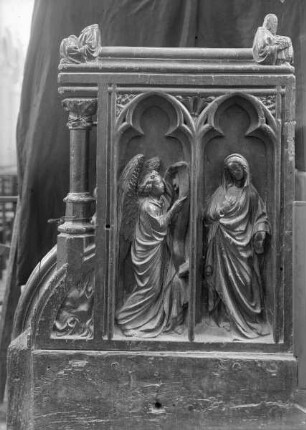 Südliches Chorgestühl, vordere westliche Seitenwange mit der Verkündigung an Maria