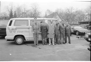 Kfz-Werkstatt Warnke: Hamburger Straße: Firmengelände: Meister Joachim Lapke und Mitarbeiter Sven Beier, Peter Wulf, Marcus Klinke, Stefan Heller, Sönke Timmermann vor Firmen-Kleinbus