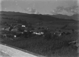 Siedlung : Blick über eine Siedlung. Im Hintergrund Felder.