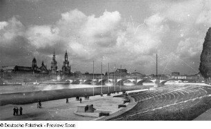 Dresden. Blick vom Kundgebungsplatz am Königsufer, Neustädter Elbufer vor dem Finanzministerium, (1933-1936 angelegt) auf die Altstadt