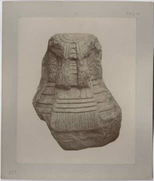 Steinfigur der Couaticue Mociuaquetzqui. Rückansicht.