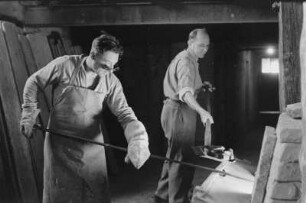 Halle. Porzellanwerk Lettin. Zwei Arbeiter, den Brennofen bestückend