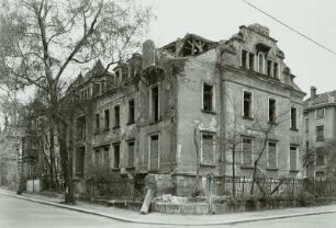 Dresden-Neustadt, Louis-Braille-Straße 8 / Arndtstraße 9. Ruine des Doppelwohnhauses (Wohnhaus Ludwig Renns; um 1900). Eckansicht von Südwest