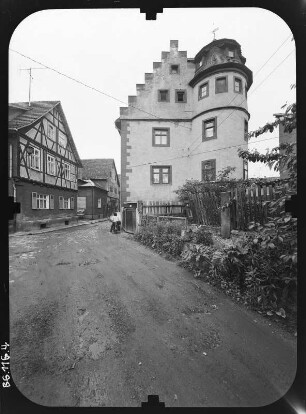 Schmalkalden, Pfaffengasse 26. Heiliggrabesbehausung (Henneberger Hof, Baubeginn 13. Jh., Umbau E. 15. Jh.). Giebelfront mit Wohnturm