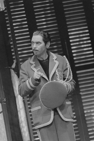 Szenenbilder aus "Lügen haben lange Beine" von Eduardo de Filippo mit Musik von Günter Hauk (Regie: Werner Schulz-Wittan, Ausstattung: Dieter Berge). Maxim-Gorki-Theater Berlin, 21.02.1958 (Premiere am 25.02.1958) : Mit Lotte Loebinger als Carmela, Evamaria Bath als Olga, Ruth Kommerell als Constanza, Eva-Maria Hagen als Angelina, Heinz Scholz als Libero, Wilhelm Gröhl als Benedetto, Walter Jupé als Guglielmo, Hermann Dieckhoff als Roberto, Hildegard Röder als Graziella, Friedel Nowack als Christina, Wolfgang Hübner als erster Sohn u. a.