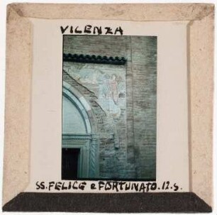 Vicenza: San Felice e Fortunatom Wandmalerei am Portal (Foto 1944)