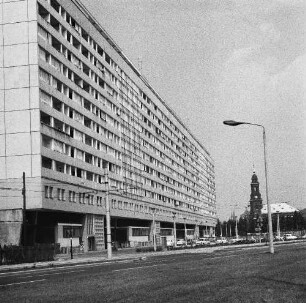 Dresden-Altstadt, Prager Straße. Appartementhaus (1965-1967, M. Arlt, K. Haller, K.-H. Schulze), Ostseite