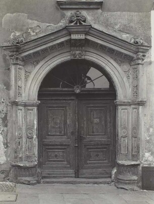 Görlitz, Peterstraße 7/Ecke Nikolaistraße. Wohnhaus mit Laden (vor 1348, nach 1691 (Umbau?), 1985 Sanierung). Portal ((Nikolaitor) 1544, 1895)