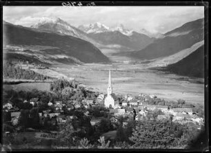Östereich, Imst. Blick auf den Ort mit Katholischer Pfarrkirche Maria Himmelfahrt gegen das Wettersteingebirge