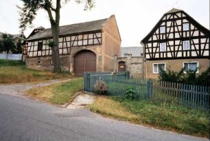 Vierseithof wie voriges Bild, Vorgarten am Wohnhaus