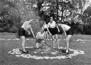 Reinwarzhofen. Zeltlager des Bundes Deutscher Mädel (BdM) auf dem Zeltlagerplatz "Göring-Espan". Mädchengruppe in Sportbekleidung an einem Lagerfeuer