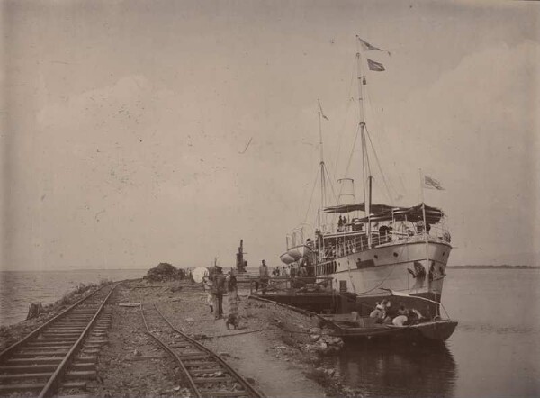 Steamer in Port-Florence