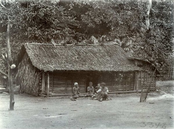 "Maison de Kagama à Katombara avec Araut, Takit et leur garçon Buskorop".