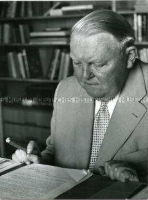Ludwig Erhard am Schreibtisch in seinem Haus am Tegernsee